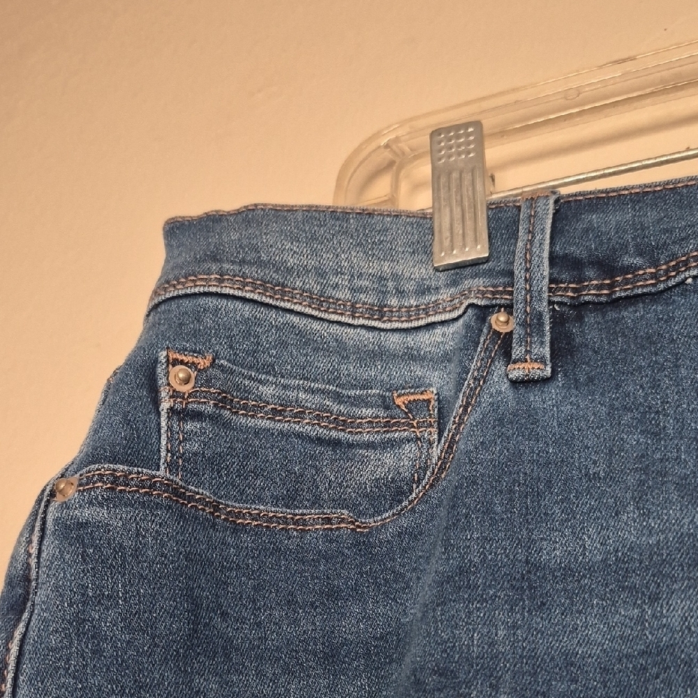 Woman's Blue Jeans - Picture 2 of 12